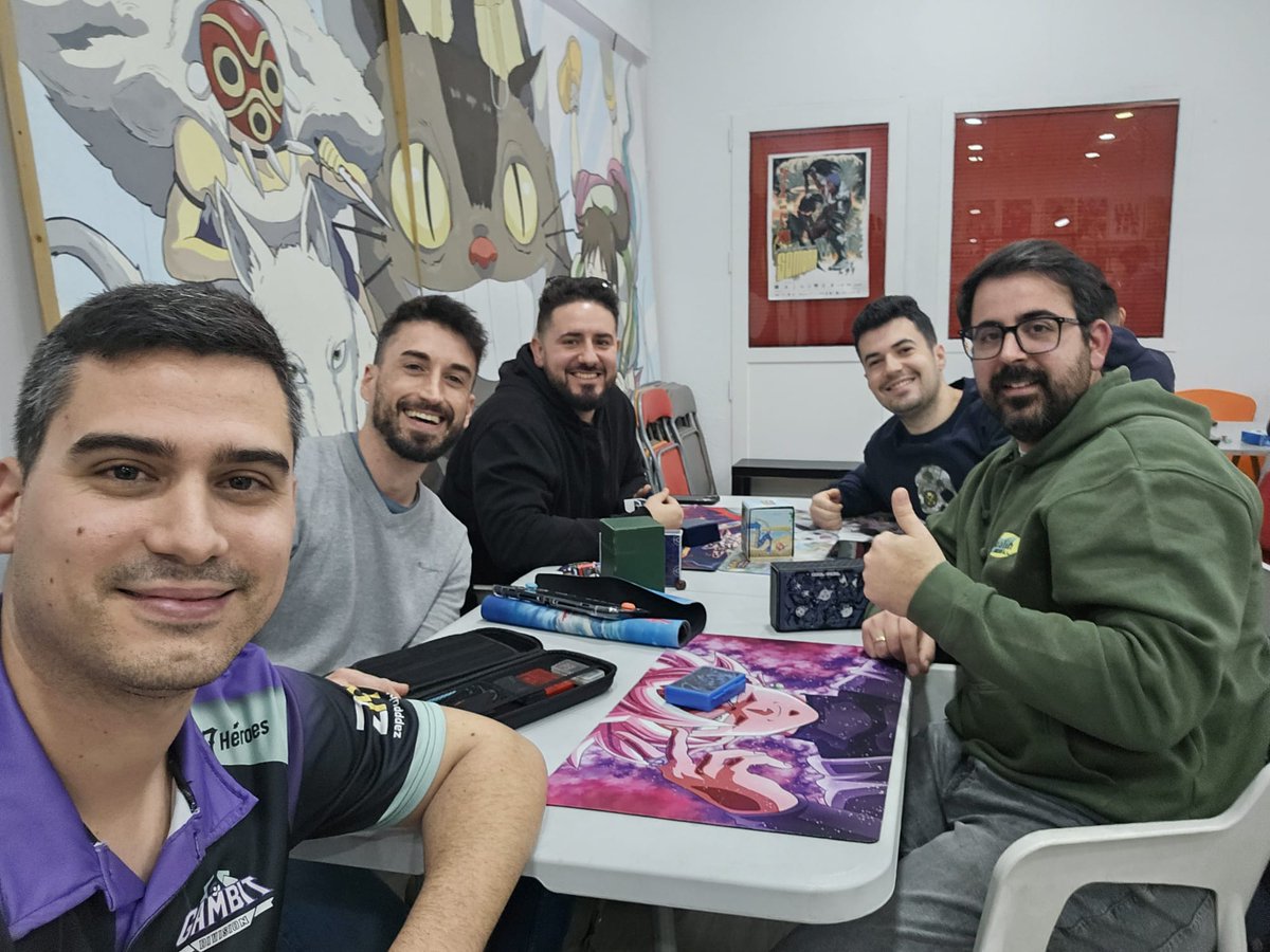 JoseLopezJ10's tweet photo. He visto mucho debate sobre clasificaciones, dinero, nivel de juego... La verdad es que creo que cada persona vive este hobby de una forma diferente y tiene circunstancias distintas.

Lo que sí tengo claro es que una clasificación no define quién eres como jugador.

Todos tenemos objetivos y está bien luchar por ellos. Si tu sueño es llegar al Mundial, ve a por ello con todas tus fuerzas. Y si esta vez no sale, no significa que hayas fracasado. Todo lo vivido por el camino, las amistades, los viajes y las experiencias también cuentan.

No dejéis que un mal resultado os haga perder la ilusión por algo que os hace felices. Al final, eso es lo más importante.