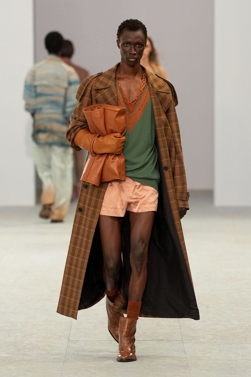 jacquemusx's tweet photo. Dries Van Noten Men SS27. The next step in Julian Klausner’s impeccable run. https://t.co/swtTU5G4OY