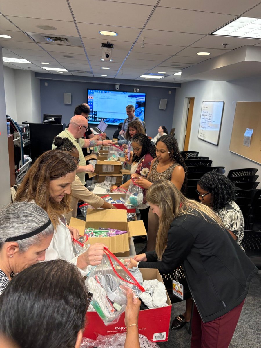 UMmedschool's tweet photo. Emergency medicine is about more than the ED.

This #Juneteenth, the Department of Emergency Medicine assembled 250+ hygiene kits for neighbors in need — donated to @PaulsPlace21230 as part of their annual Day of Service.

Serving the community, in and out of the hospital. 🙌 https://t.co/VORI6gGH6v