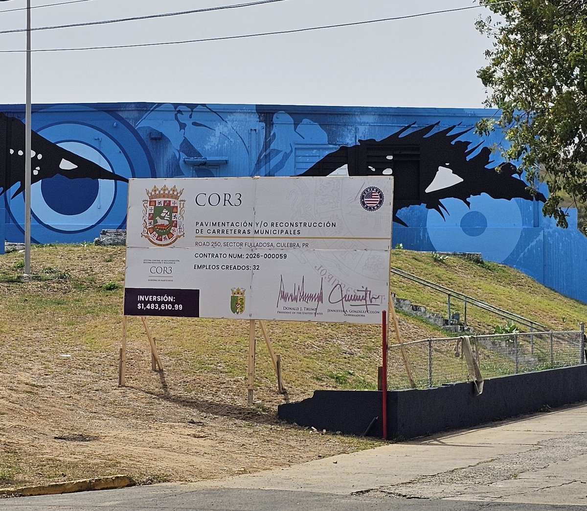 Cor3pr's tweet photo. El Municipio de Culebra comenzó la reconstrucción de nueve carreteras afectadas por el huracán Fiona. 
Para hacer realidad estos proyectos, FEMA ya desembolsó más de $1.3 millones, mientras que el Gobierno de Puerto Rico aportó otros $2.1 millones.
#Reconstrucciónenacción https://t.co/FAmFRiFanQ
