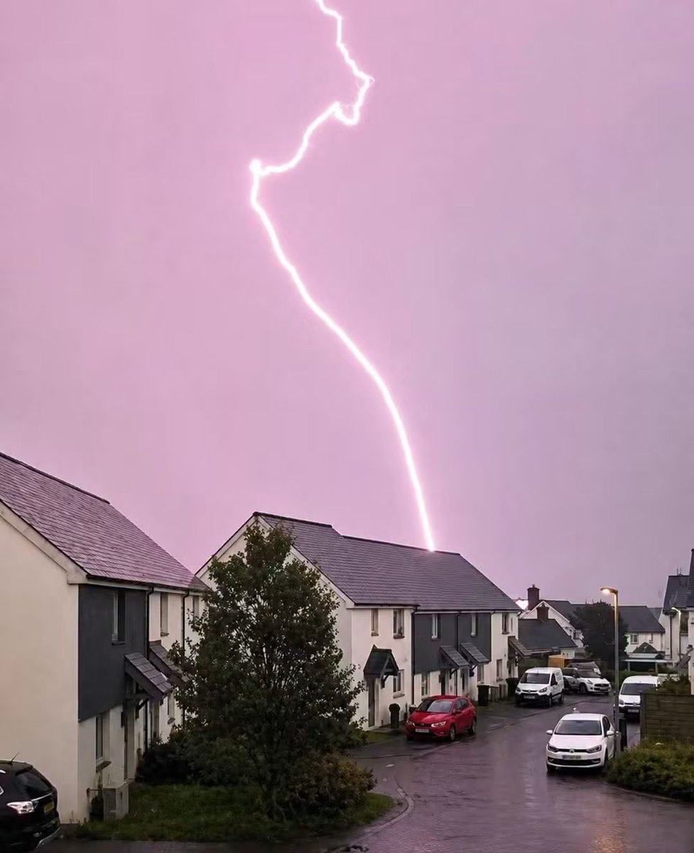 MetWatchUK's tweet photo. Thunderstorms now moving into Cornwall!

A fantastic capture a short while ago by Stephanie Celella. https://t.co/uH1r7gZINa