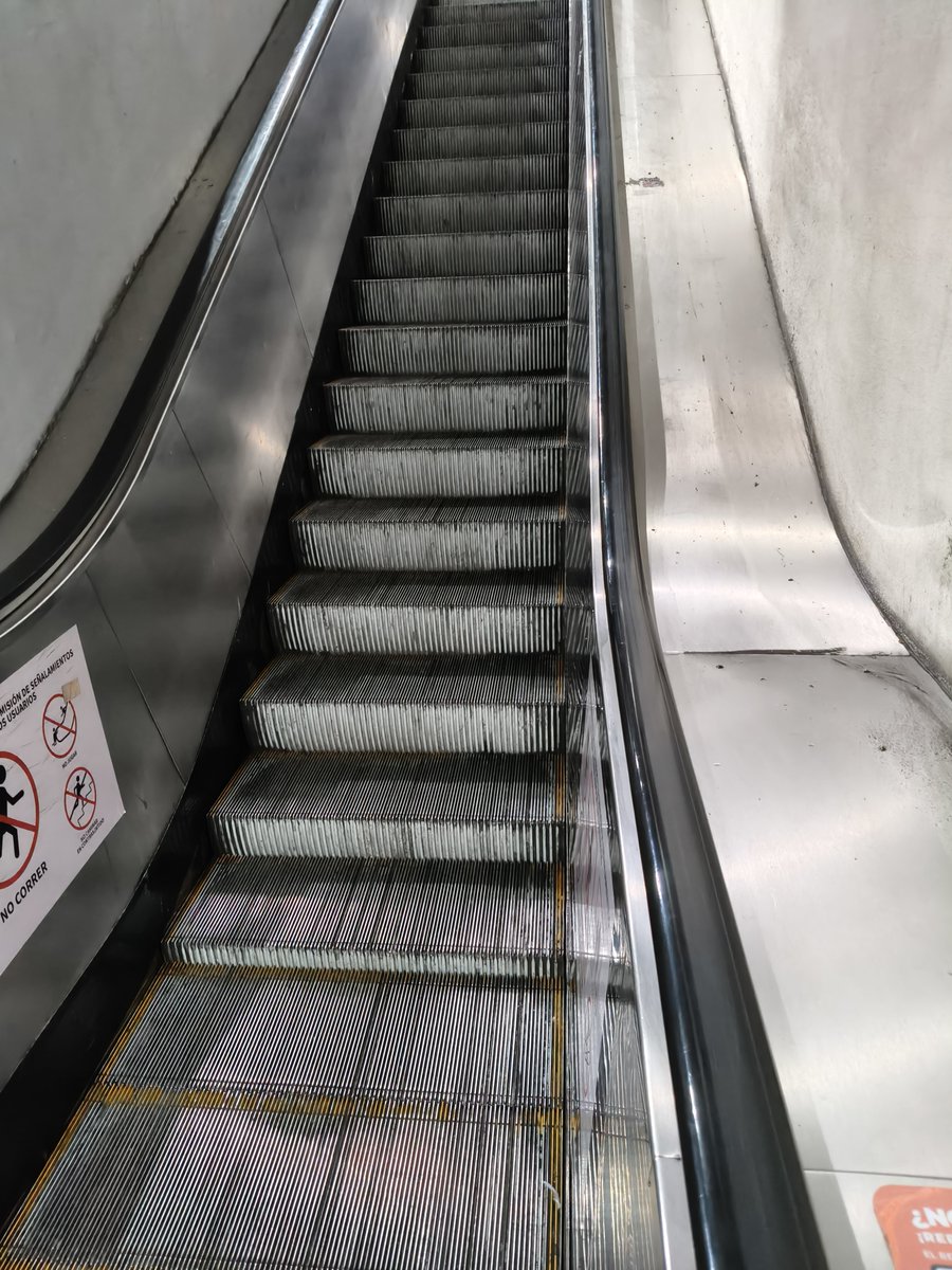 Erickfcdcr's tweet photo. Aquí tu metro remodelado, con parches "estéticos" y los mismos fallos de siempre, si no es que peor línea azul/dorada estación Ermita 
@ClaraBrugadaM https://t.co/9zoGz3D3TL