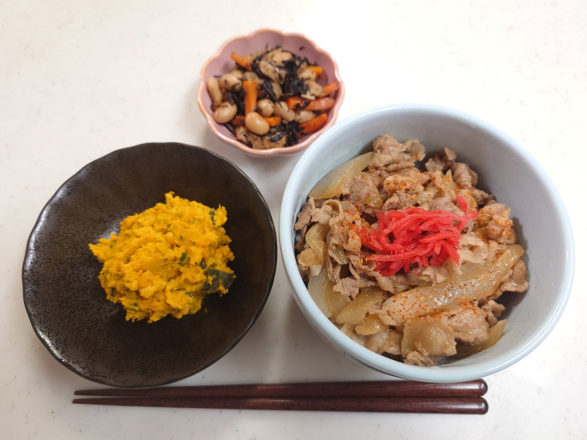 JK8cy's tweet photo. おはよう🌀
台風接近で昨日から凄い雨
今朝は雷⚡が🙉

🥢昨日の夕飯🍚
⭐豚丼
⭐かぼちゃサラダ
⭐ひじき煮

かぼちゃ茹ですぎた…🎃

PS5起動すれば VI  と出て
楽しみすぎる✨

では皆様ご安全に👋

#おうちごはん https://t.co/xVC3y5qu4I
