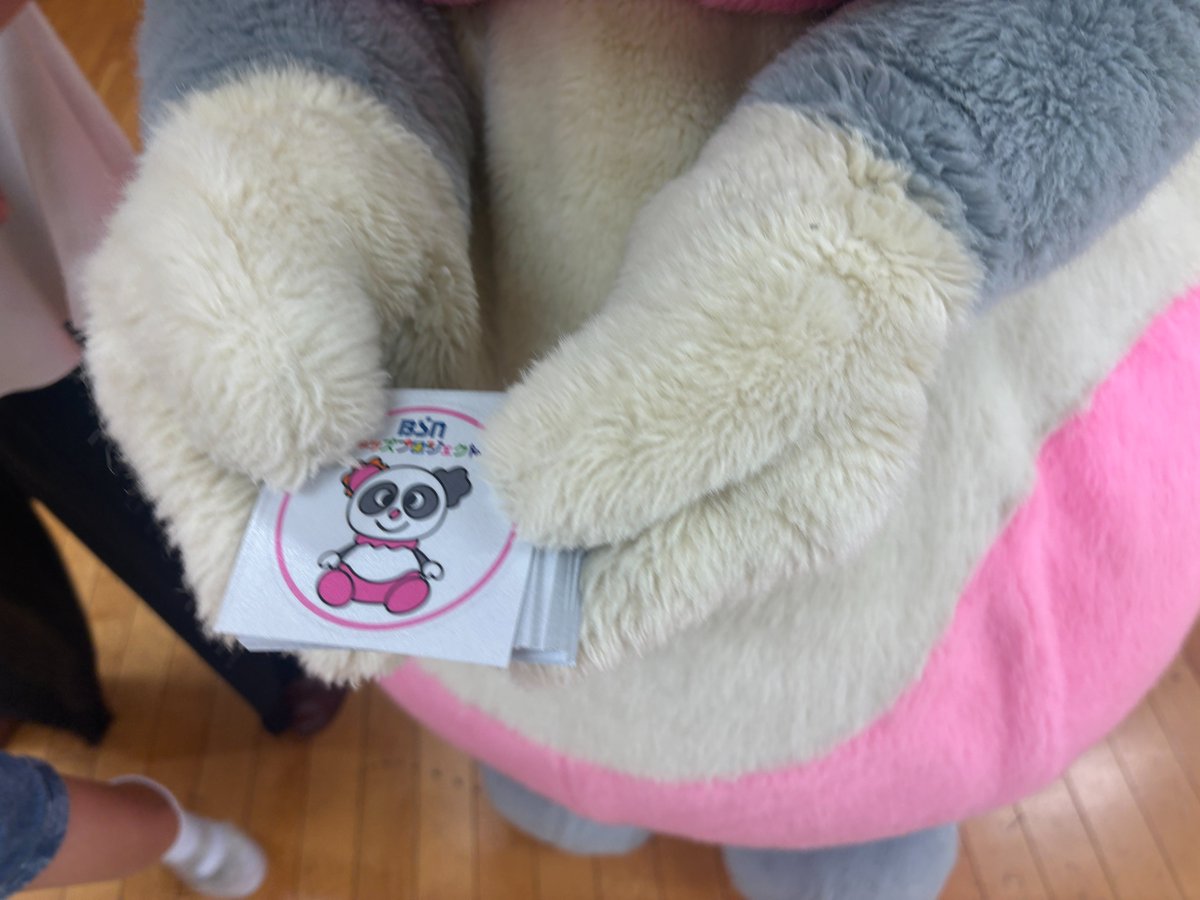 BSN_kidsproject's tweet photo. BSNキッズプロジェクトは、今年も新潟県内の新1年生全員に「ハレッタ反射材ステッカー」をお贈りします！
先んじて、上越市立春日新田小学校に、ハレッタと三石佳那アナ、加藤渚アナが伺いました🌈
夜、車のライトに当たると光るステッカー。ドライバーの皆さん、どうぞ安全運転をお願いします😊 https://t.co/tgnse164OZ