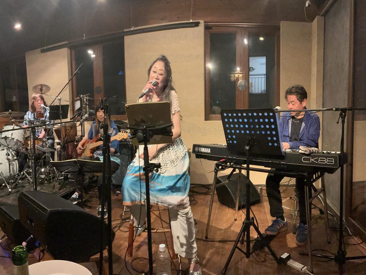 SpicyBeatPer's tweet photo. necoao / 2026-06-25 Live At 溝の口 neonera　
　
半年ぶり、今年初のnecoaoライブでした。
今回は久しぶりにオリジナルの新曲を初披露。
皆んなで唄いわけて、バンドならではの楽曲に仕上がりました！

この日は美穂ちゃんのお誕生日翌日ということで、サプライズのケーキとワインのプレゼントを！ https://t.co/lN0mUasw7R