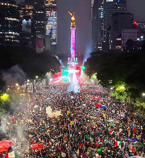 Jime2002_'s tweet photo. Millones salieron ayer de verde, con banderas, y hasta con cerveza, con familias enteras ocupando avenidas, el Zócalo, las plazas públicas. No hubo toque de queda. Hubo solo gente feliz celebrando la victoria de su país. ¿Qué rara dictadura, no creen? https://t.co/p9DdY1Mfth