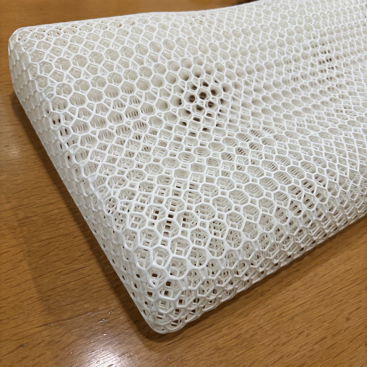 kenkenlime's tweet photo. 3Dマクラ届いた🤗🤗🤗
早速今晩から試しますよ👍✨
触り心地しっとり柔らかい。
柔らかいけれどある程度沈むとしっかり弾力がある感じ🧐
数週間試さないと良さはわからないけれど睡眠の質が改善されると良いなぁ🥰
タグはどれが正しいのか?🤣
#APPLETREE
#STARAY
#latticelife https://t.co/aI3reg9iOu