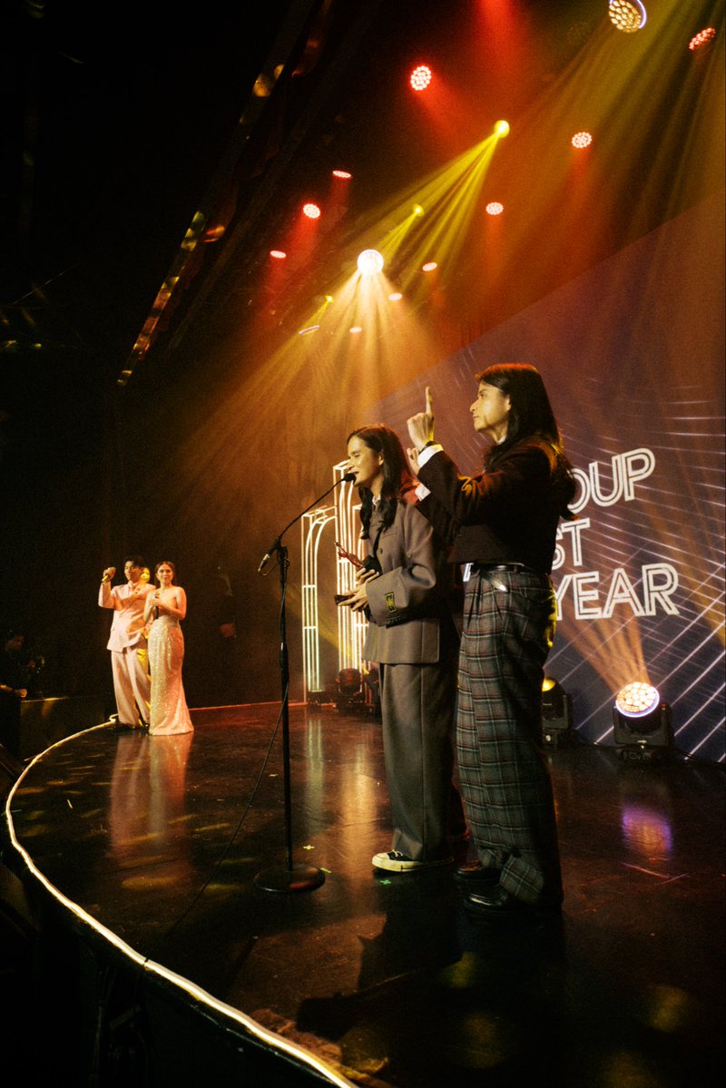 BenAndBenMusic's tweet photo. GROUP ARTIST OF THE YEAR 💙💛🏆😭
PMPC Star Awards for Music!
Nanalo tayo Liwanaaag!!! We dedicate this win to all of you!! To God be the glory, always!! https://t.co/p5t5bQXBde