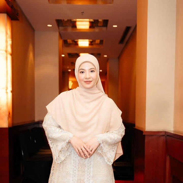 insidefolkative's tweet photo. Natasha Rizky dalam postingan Threads nya,

"Guys. Pernah gak, lagi di coffeeshop. Sendirian. Sambil nyeruput kopi. Ngeliat sekeliling, trs dalem hati kayak "Alhamdulillah masih bs nikmati hidup dengan duduk bersama kopi dan mendengarkan kehidupan"

Bener banget nih kadang kita lupa bersyukur dengan hal-hal kecil yang terjadi di kehidupan kita. Kadang kita terlalu fokus untuk mengejar yang 'besar', tanpa kita sadari kalo banyak hal-hal kecil yang harusnya kita syukuri juga..n😭😭😭