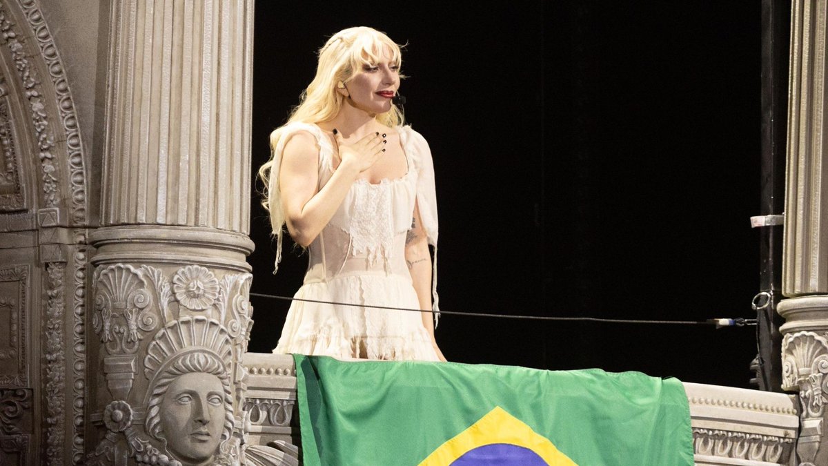ladygaganownet's tweet photo. Lady Gaga's 'MAYHEM' era has now surpassed 2.3 million units sold in Brazil, according to new certifications from Pro-Música. 🇧🇷

Die With A Smile — 5x Diamond (800k)
Abracadabra — 3x Diamond (480k)
Disease — Diamond (160k)
Garden Of Eden — Diamond (160k)
Vanish Into You — Diamond (160k)
Perfect Celebrity — 2x Platinum (80k)
Zombieboy — 2x Platinum (80k)
The Dead Dance — 2x Platinum (80k)
How Bad Do U Want Me — 2x Platinum (80k)
Shadow Of A Man — 2x Platinum (80k)
Killah — Platinum (40k)
LoveDrug — Platinum (40k)
Don't Call Tonight — Platinum (40k)
The Beast — Platinum (40k)