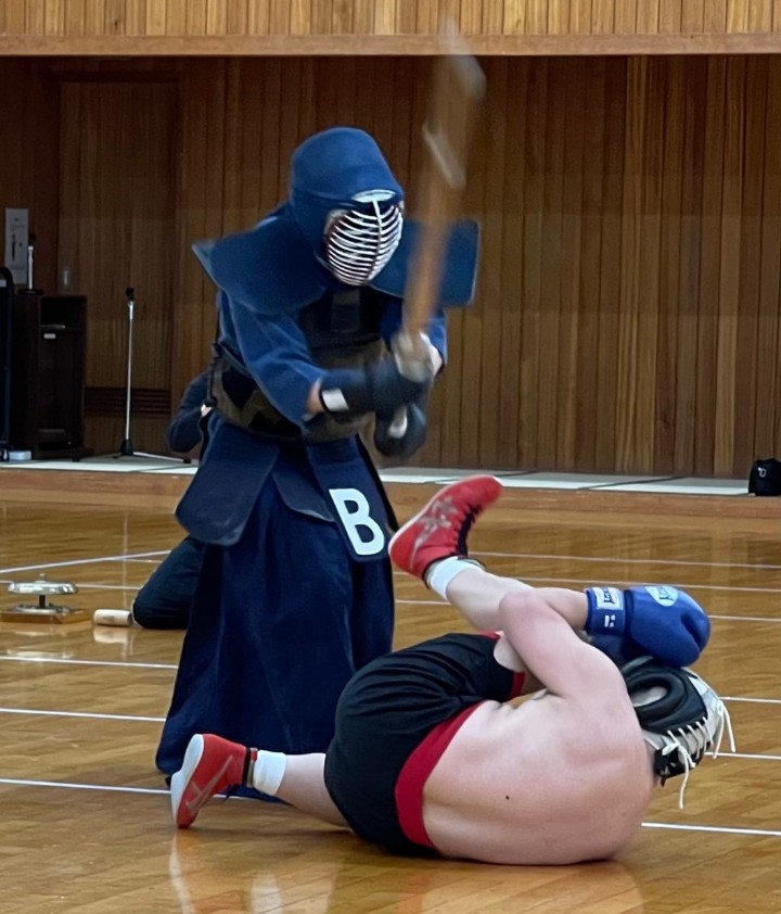 CVt3Q6UiD3NLEkW's tweet photo. 剣道家との異種格闘技戦で猪木アリ状態になったら悲惨な目にあったボクサー https://t.co/SWkzgfsKwT