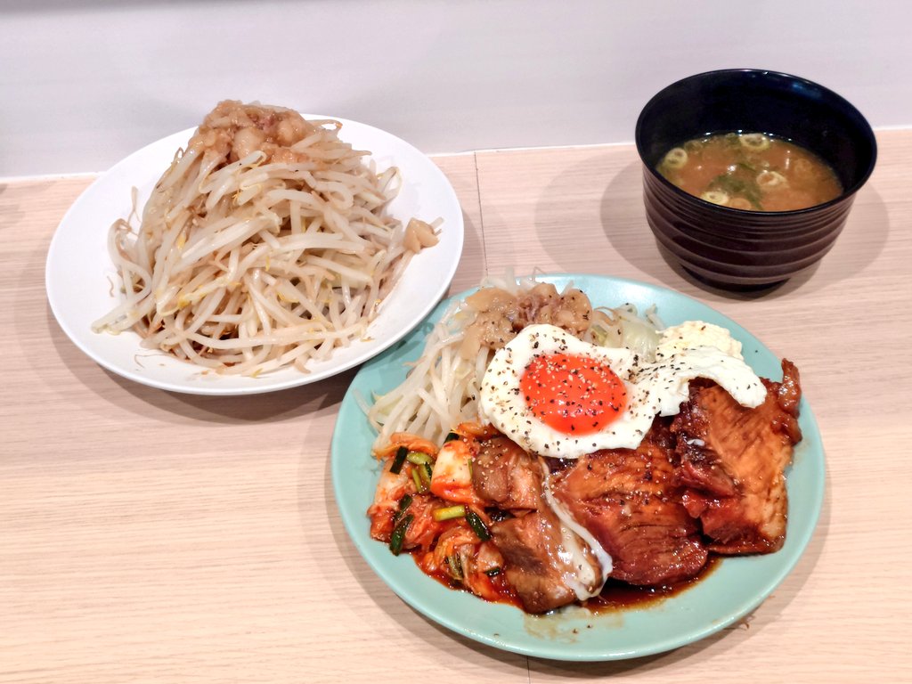 yaseru851's tweet photo. RAMEN .R 難波

Rの朝定食～チャーシューエッグ～

昨日と何が違う？w

台風の影響で殆ど客おらんかと思ったら結構入ってて狭い店なら外待ちとかなるのを代表ワンオペお疲れ様です🍵

しかし毎日食べても飽きることない
チャーシューエッグはやはり美味い😋
(たまには🍚や麺も頂きます)

ゴチでした☕ https://t.co/GKB8tOEhSU