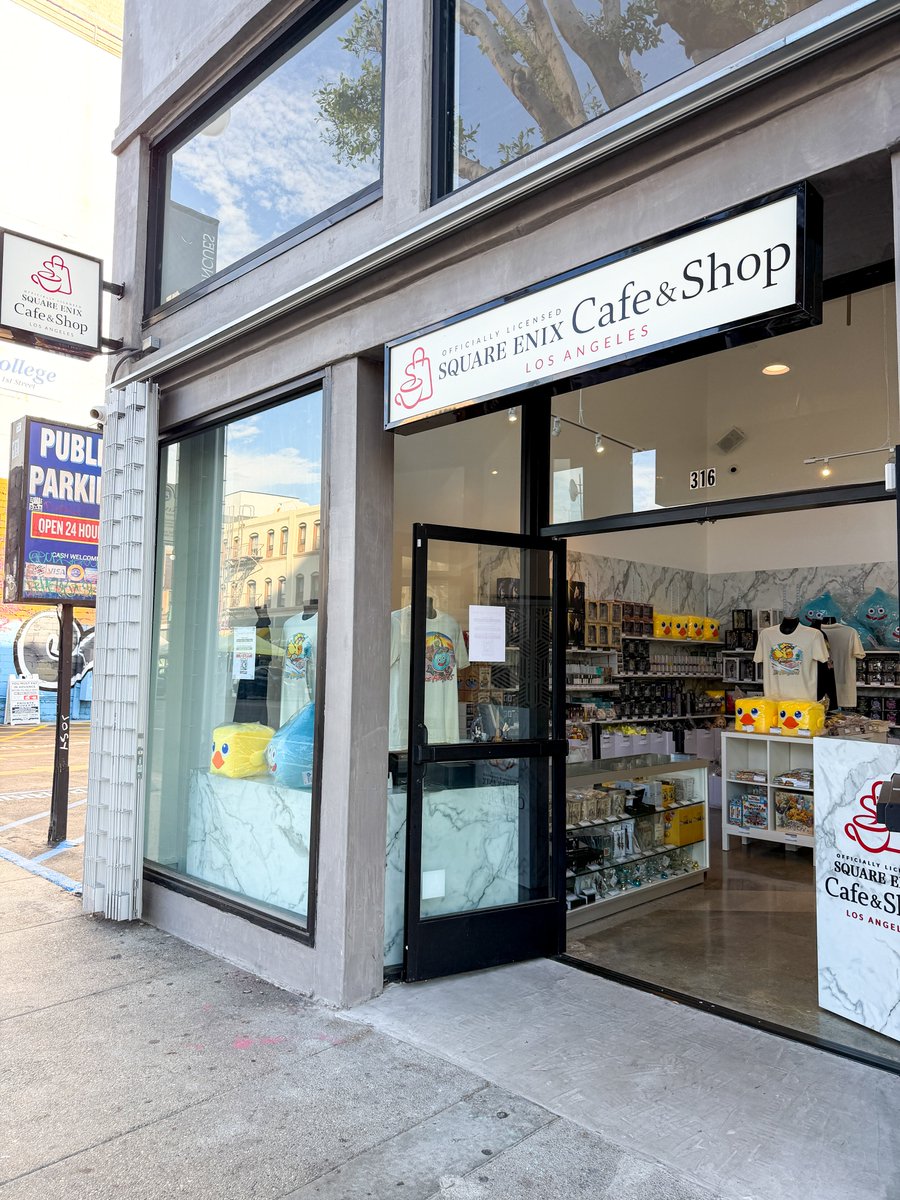squareenix_jp's tweet photo. 【🇺🇸海外カフェ＆ショップ情報】

アメリカ・ロサンゼルスに新たにオープンした「SQUARE ENIX Cafe &amp; Shop」。

外壁にはLAのビーチでサーフィンをするチョコボとスライムが描かれています🎨

🔗詳細情報
https://t.co/9COKjkBfiG https://t.co/oYoavXBSxR