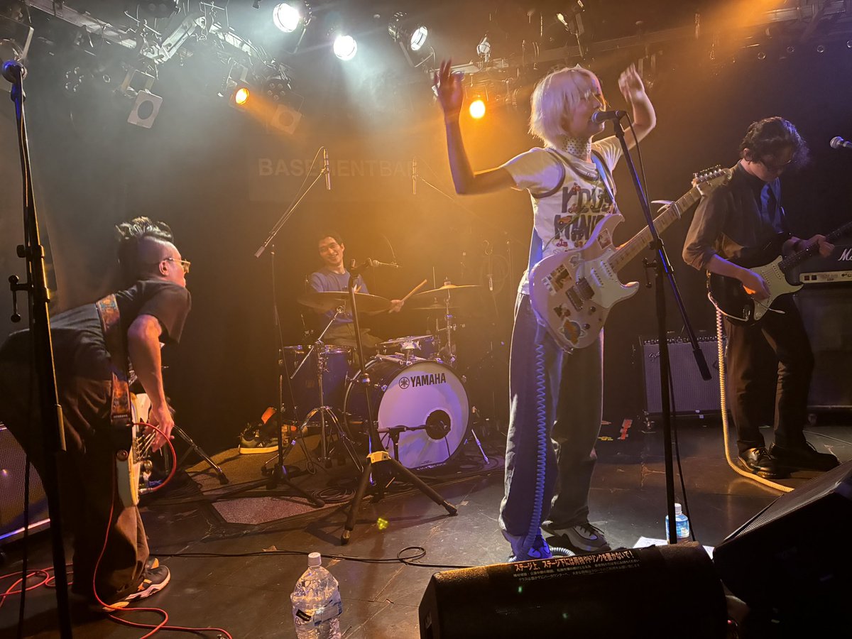 yasudat2002's tweet photo. リリースしたて🆕Sg.「週末」ひっさげてBASEMENT BARに登場のヒノヨーコ バンド♪🐻
LIVE1曲目に更に新曲の「春」を初演で驚くやら楽しいやら✨

春
きみの名前
フルーツジャム
ステップ
半目のラバー
週末
ダーリン

心地良いリズム隊に、ヨーコさんvo.&amp;リードg.の彩りが乗っかって、キラキラ楽しい💖 https://t.co/su9bIxCHbK