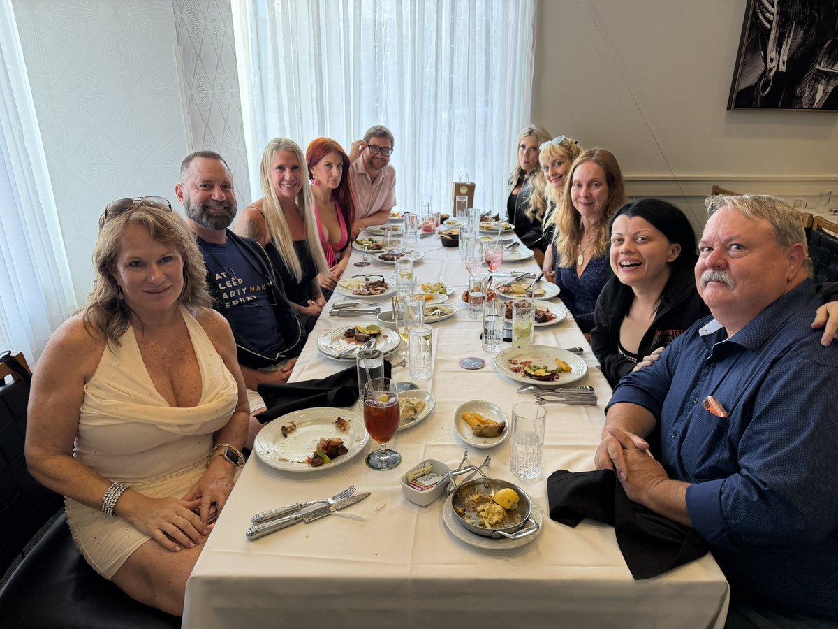OneLuckyGuy007's tweet photo. Dinner with the booth ladies. @jaydeluxxx @LovelyLanalee @hotwife694you @nadiawhitexxx @jenniferyo47091 @xxxhoneybutter @NaughtyVixen699 @EXXXOTICA come see us in booth 120. #minneapolis https://t.co/bLF2K3cTzD