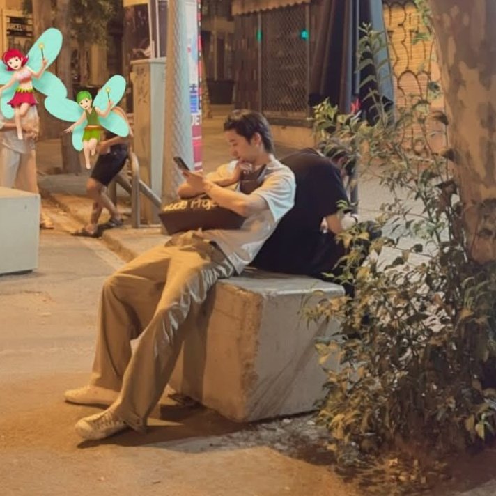 skyttenani's tweet photo. Mereka beneran lg honeymoon ya ini? Jalan berdua, misah dari yang lain, ngobrol berdua, becanda berdua, duduknya pun sender-senderan, beneran menikmati waktu bersama ini mah, ga ada yg boleh ganggu my papa papi🥹 https://t.co/5Q0LQOywK5