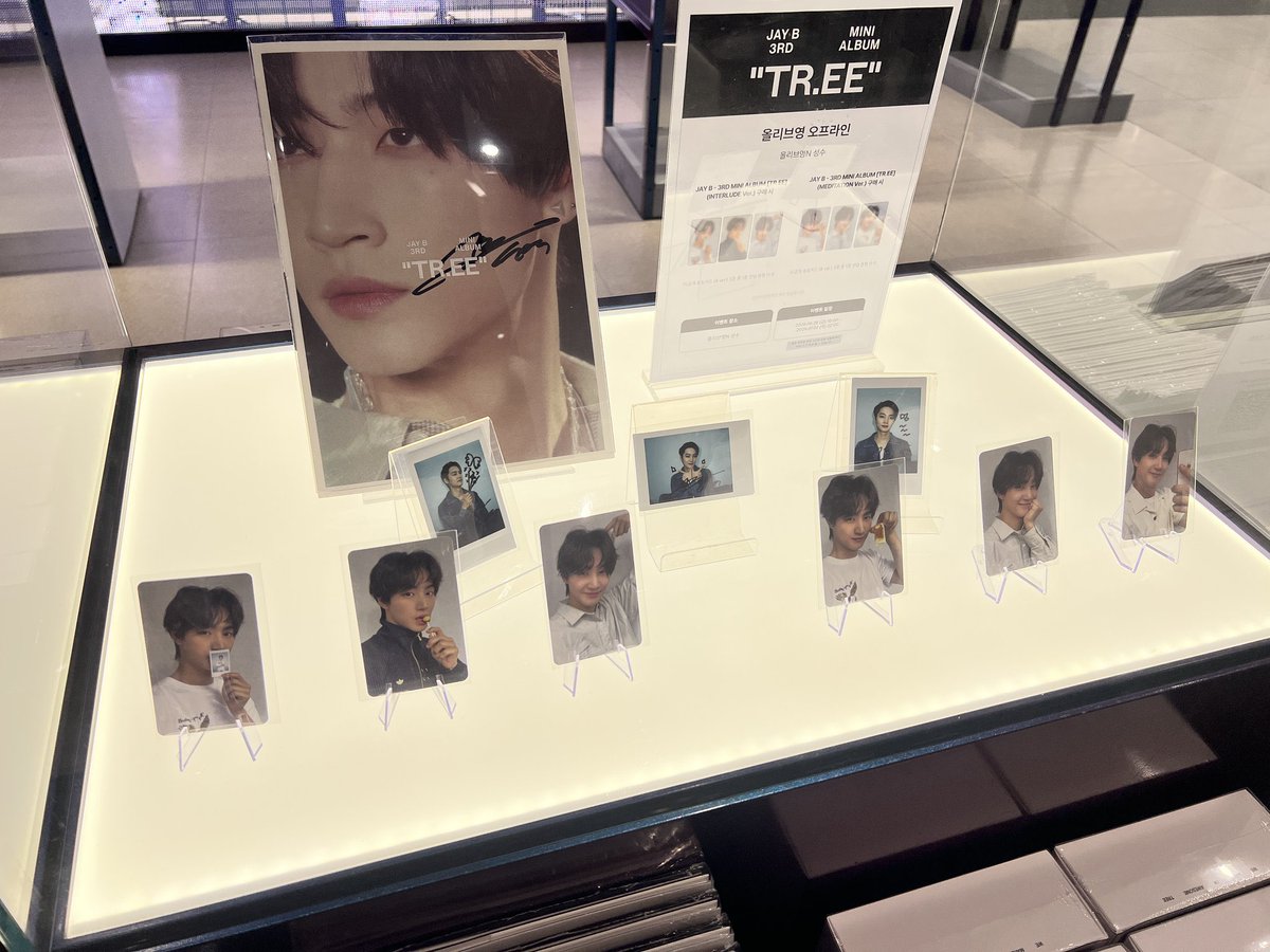 snacknok's tweet photo. 🍀OLIVE YOUNG POP UP STORE🍀
เริ่มแล้ว การ์ดน่ารักมากกกกกก 🥳

ฉลองการวางจำหน่าย Mini-Album ชุดที่ 3 ของ JAY B [https://t.co/G8WL05PCme]

📍 [OFFLINE POP-UP] 
สถานที่: Olive Young N สาขาซองซู (올리브영N 성수)
ระยะเวลา: วันศุกร์ที่ 26 มิถุนายน 2026 
เวลา 10:00 น. ~ วันพฤหัสบดีที่ 2 กรกฎาคม 2026 เวลา 22:00 น. (KST)

*หมายเหตุ: เวลาทำการในวันสุดท้ายของ POP-UP อาจมีการเปลี่ยนแปลง (หรือปิดเร็วกว่ากำหนด) ขึ้นอยู่กับสถานการณ์ที่หน้างาน

🎁 ของสมนาคุณสุดพิเศษ
• รับ Photocard ที่ยังไม่เคยเปิดเผยที่ไหนมาก่อน สุ่ม 1 ใบจากทั้งหมด 3 แบบ
(รูปภาพเวอร์ชัน ONLINE และ OFFLINE จะเป็นรูปเดียวกัน แต่รูปภาพจะแตกต่างกันไปตามเวอร์ชันของอัลบั้ม)

✨ กิจกรรมพิเศษ (เฉพาะช่องทาง OFFLINE เท่านั้น)
สุ่มจับฉลากผู้โชคดี 3 ท่านจากผู้ที่ซื้อสินค้า เพื่อรับโพลารอยด์พร้อมลายเซ็น

👉 ลิงก์สำหรับร่วมกิจกรรม Lucky Draw

INTERLUDE Ver.
 🔗 KR: https://t.co/i1M07ANuf0
 🔗 GLOBAL: https://t.co/duZdqI2Eaw

MEDITATION Ver.
 🔗 KR: https://t.co/EGhtBsiJTM
 🔗 GLOBAL: https://t.co/iisRj25QuX

#JAYB #제이비 #TREE #528Hz