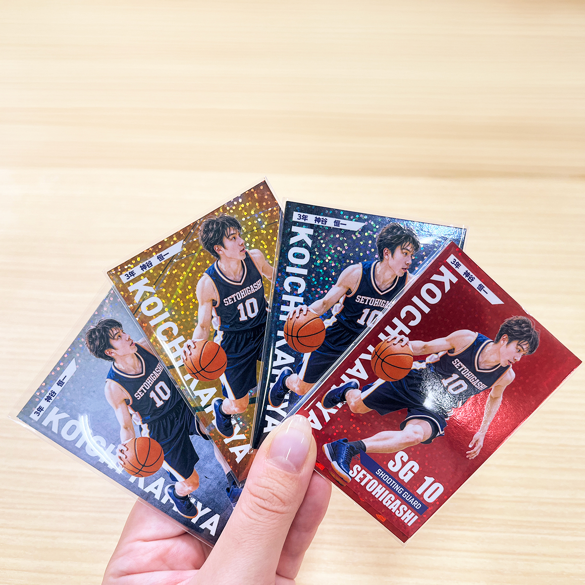 KiLabCARDWORKS's tweet photo. こんにちは！【キラボカードワークス】です！
優勝の瞬間も、最高の笑顔も、一枚のカードに🏆✨
ホログラム・メタリック紙の特殊印刷で、大会や練習の思い出を特別な一枚へ！
キラキラカードが必要な枚数だけ作れちゃいます！
#トレカ制作 #ブロマイド #ホログラム #スポーツ #大会 #卒団記念 #記念品 https://t.co/4qev8SKLNT