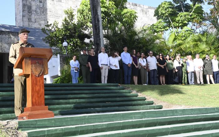 KarlaVegaGlez's tweet photo. "La vida ejemplar de Ramiro Valdés nos enseña que la Revolución se hace con humildad, con disciplina y con una fe infinita en la victoria", expresó @DiazCanelB en la Ceremonia de Honores Militares e Inhumación de los restos mortales del Comandante de la Revolución.
#Cuba https://t.co/MTRQYlUohQ