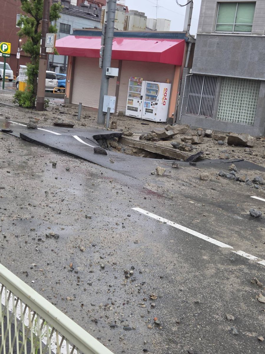台風の影響で、 阪神高速は水没、 今里筋では地盤沈下。 各所で交通に