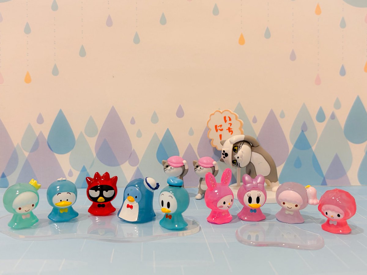mi__a_e__mi's tweet photo. おはめめ𝕞̿̈(,,•ω•,,)و☂️

今日の秋田は雨☔

お気に入りのレインポンチョを着てお外でお喋り😊

#仕事猫 親子は晴れ間を見てラジオ体操🐈

ঌ

今日もよろしく🍀

#キキララ #あひるのペックル #バッドばつ丸 #タキシードサム #ウィッシュミーメル #ピアノちゃん
#ドナルド #デイジー
#園児猫 https://t.co/NmsoLUPNVI