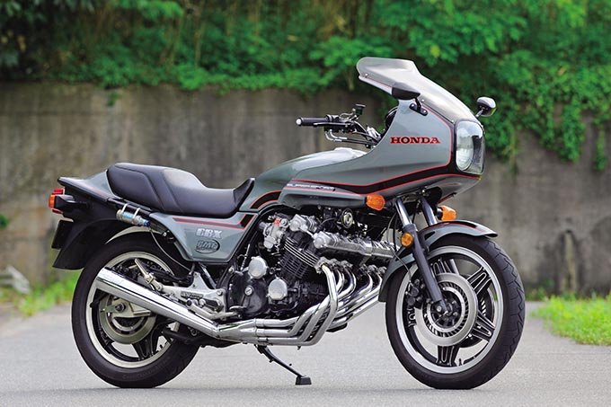 WRrallyGuP's tweet photo. ちなみに幼きいっくんくんのまたがってるバイクは
ホンダCBX1000インテグラ
という「そら写真撮りたくなるわな」という、当時も現在もオジサン達が興奮しちゃうようなスゴイバイクだよ
#山口一郎
#サカナクション https://t.co/3vPXPT9Coi