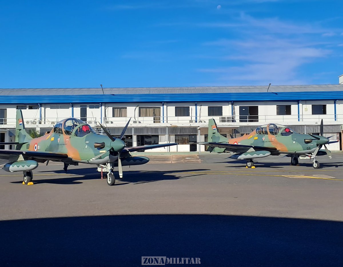 Zonamilitar1's tweet photo. 🇵🇾 Estuvimos en la I Brigada Aérea de la Fuerza Aérea Paraguaya, para la ceremonia de despedida del contingente que tomará parte del ejercicio combinado #Salitre2026

La Fuerza Aérea Paraguaya desplegará 27 efectivos militares, cuatro aviones de ataque ligero A-29 Super Tucano y medio de transporte terrestre.

Salitre 2026 marca varios hito para Paraguay, ya que es la primera vez que participará del ejercicio, siendo tambien el bautismo de los Super Tucano en un adiestramiento multinacional 

#Salitre #Paraguay #A29 #SuperTucano