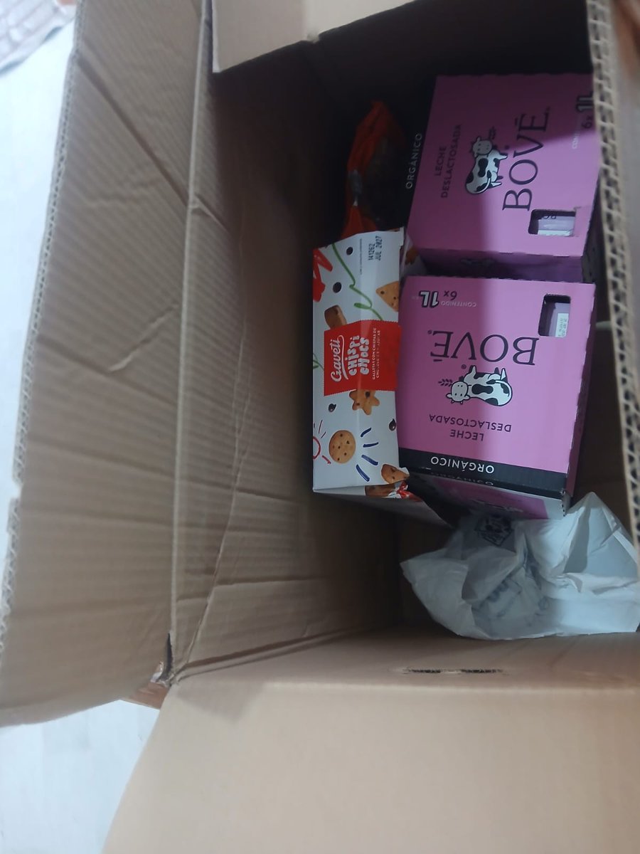 FlacoMtz's tweet photo. @costco_mexico ¿Por qué pensaron que era buena idea mandar galletas y semillas en la misma caja que la lecha? Llego todo maltratado https://t.co/Mg18qbxUdO