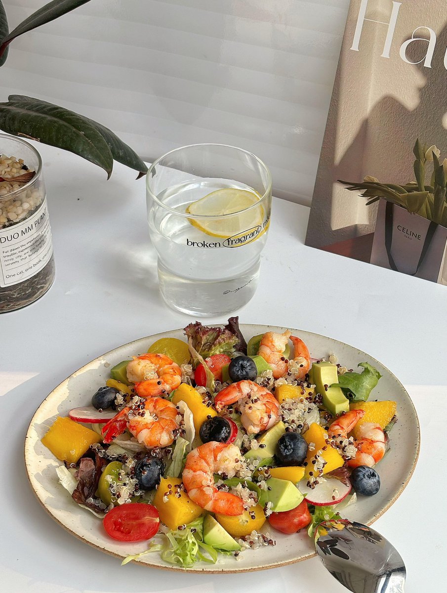 JaylaWalHLT62Q's tweet photo. Just made this 5-minute quinoa u0026 roasted veggie bowl — high protein, low cal, and packed with flavor. Perfect for busy days when you want to stay on track with your goals. #HealthyEats #FatLossMeals https://t.co/Ilj20OVFuO