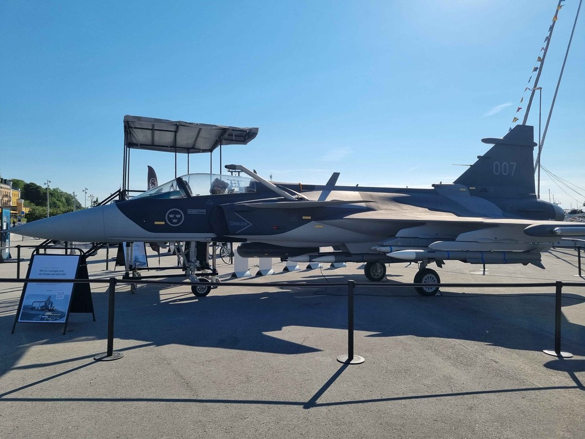 HellbirdVT's tweet photo. Had the opportunity to go check out a brand new Gripen E in town today!

Even the E is still smaller than you'd expect, but it's absolutely gorgeous.

Cordoned off, so I wasn't allowed to lick it (I would have).

I'm pretty sure the mounted Meteors are dummies... pretty sure! https://t.co/GD7w4FXVln