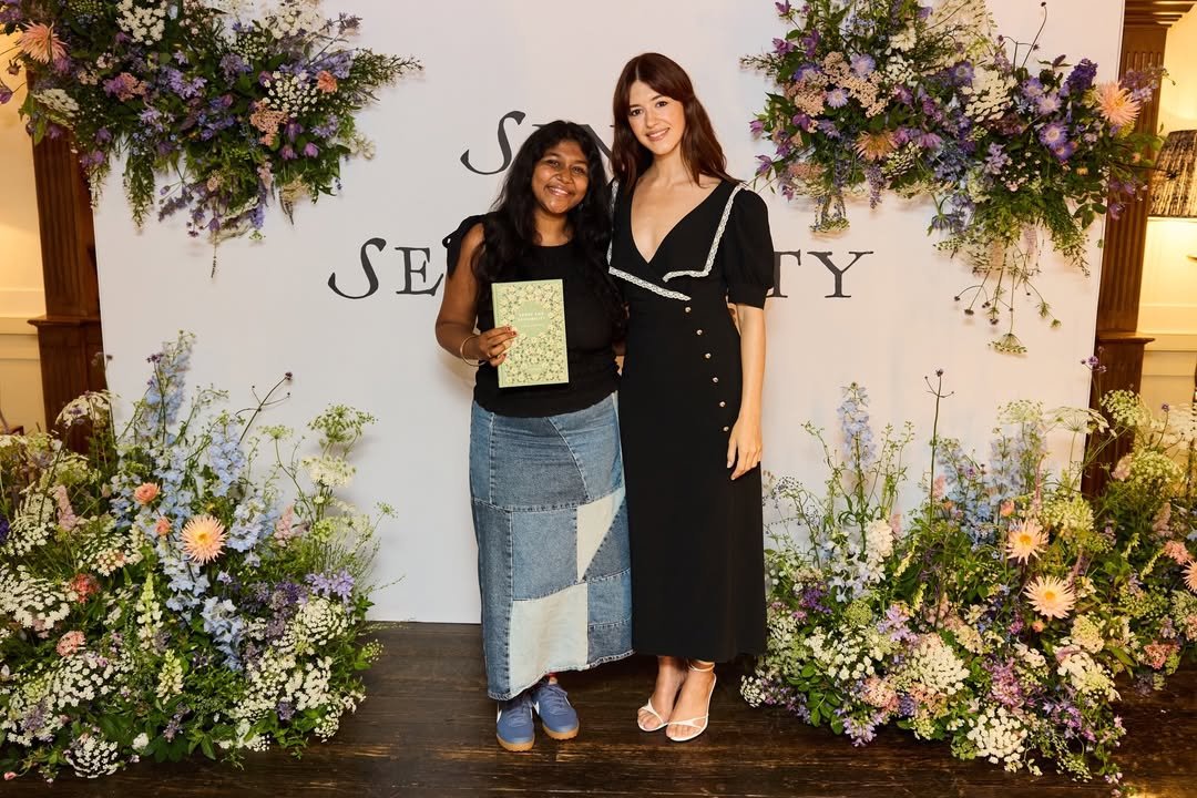 daisyedgarcom's tweet photo. Daisy Edgar-Jones with a fan at the "Sense and Sensibility" screening in London recently. https://t.co/LbT6Evzmr3