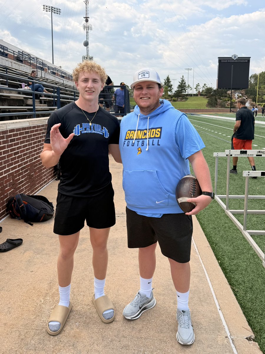 JacksonPar29063's tweet photo. Great day back in Edmond! Really enjoyed getting to spend more time with Coach @Rick6Roberts and the UCO staff. Loved the facilities and the culture they’re building. Looking forward to continuing to build the relationship. Thanks for having me! #RollChos @CoachEkern @CoachJohnston21 @ucobronchofb @PryorTigerFB @Coach_DavisPHS