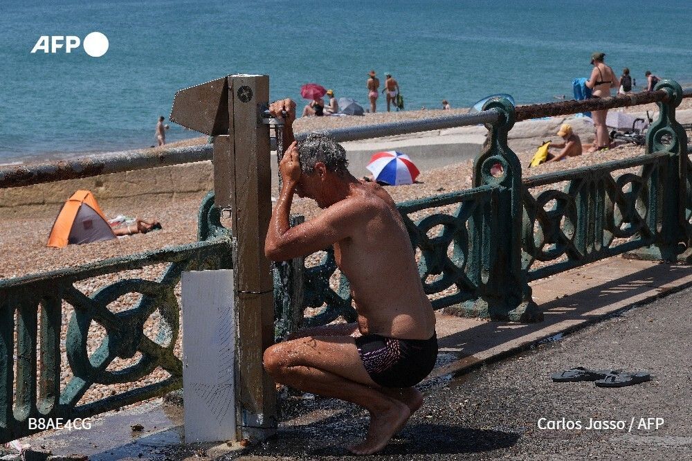 AFP's tweet photo. French authorities banned public alcohol consumption in Paris and warned hospitals faced "saturation", echoing warnings from health authorities around Europe as it baked in a deadly heatwave on Thursday. 
https://t.co/wkfY4yTj99 https://t.co/N0EMbNXyi1