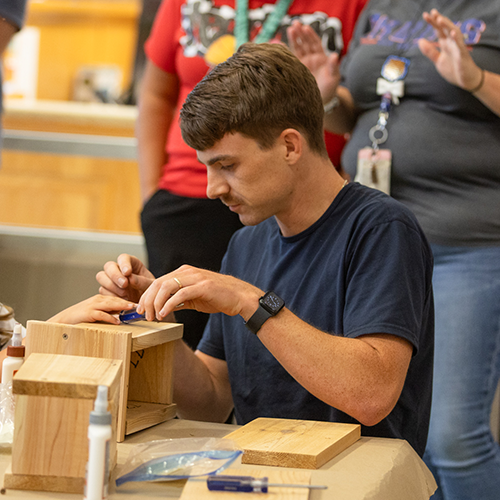 UCumberlands's tweet photo. There’s nothing better than seeing our students give back! University of the Cumberlands students recently teamed up with Mountain Outreach to visit local schools and help children create their very own birdhouses.
#UCumberlands https://t.co/8FMIiB6Vwl