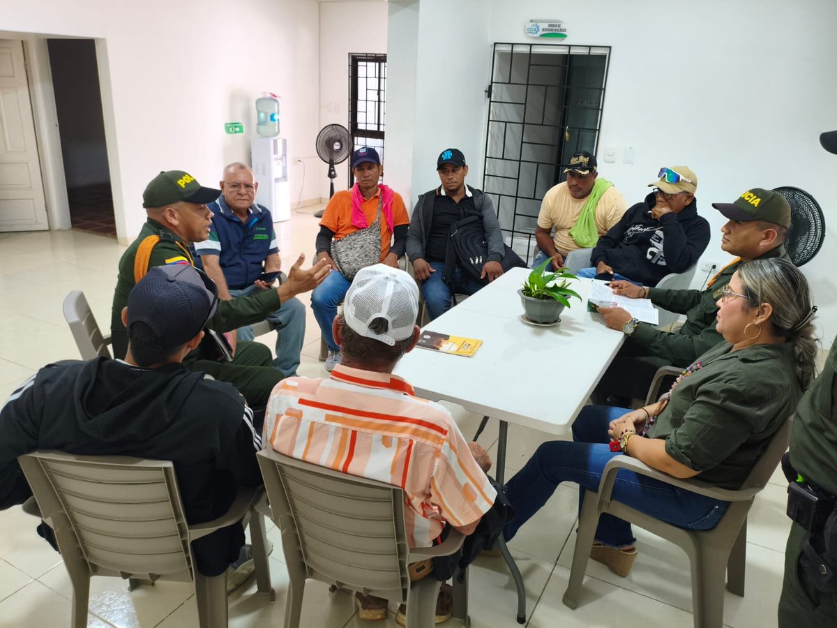 PoliciaDECOR's tweet photo. ¡𝗖𝗼𝗺𝗽𝗿𝗼𝗺𝗲𝘁𝗶𝗱𝗼𝘀 𝗰𝗼𝗻 𝗹𝗮 𝘀𝗲𝗴𝘂𝗿𝗶𝗱𝗮𝗱 𝗱𝗲𝗹 𝘀𝗲𝗰𝘁𝗼𝗿 𝗴𝗮𝗻𝗮𝗱𝗲𝗿𝗼!
📍#Lorica | Nuestras unidades de @CarabinerosCol se reunieron con el Comité de Cebuinos Lecheros y sus Cruces para abordar temas de seguridad rural y compartir recomendaciones de autoprotección orientadas a prevenir el delito en el campo.
Esta actividad fortaleció el trabajo conjunto entre @PoliciaColombia y el gremio ganadero, promoviendo entornos más seguros para todos.
Invitamos a la comunidad en general a denunciar oportunamente cualquier hecho que afecte la seguridad y la convivencia. #SISER