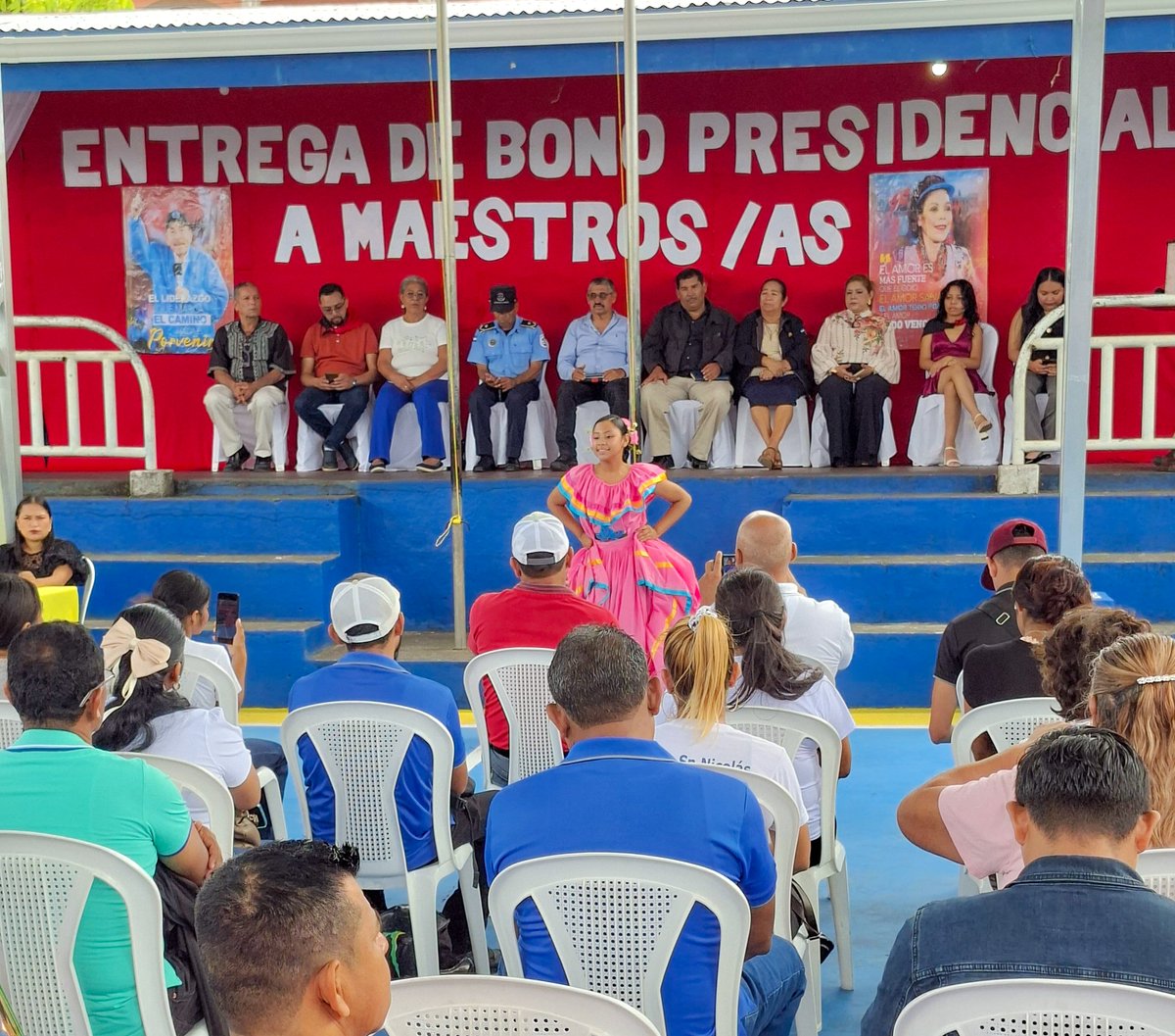 SecretariaCMB's tweet photo. #VictoriasEducativas 📚

En #Boaco, docentes del sector público recibieron su bono en saludo al Día del Maestro, en reconocimiento a su compromiso y entrega por la educación. 👩‍🏫👨‍🏫👏

#BoacoVictoriaYPaz #DíaDelMaestro https://t.co/EzzPPkqYQQ