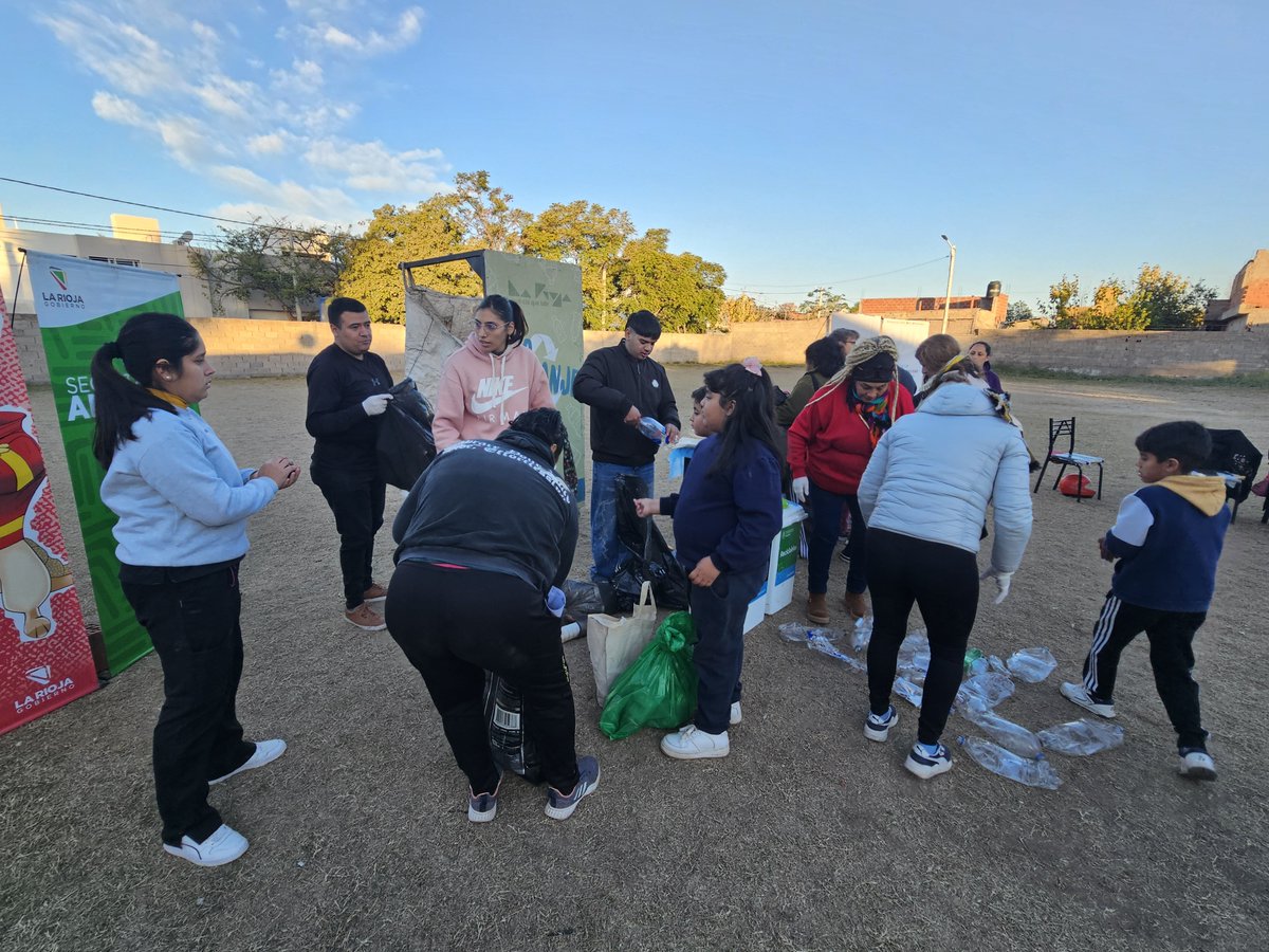 IRSLaRioja's tweet photo. ♻️ Gracias a las familias de B° Nueva Esperanza por sumarse a la jornada "Eco Responsables"; allí jugamos con materiales reciclables, ayudamos a cuidar el planeta y recolectando envases plásticos.

💚Junto a @ambientelr y equipo de @TeresitaMadera compartimos hermosa tarde. https://t.co/PQDqXgvEr3