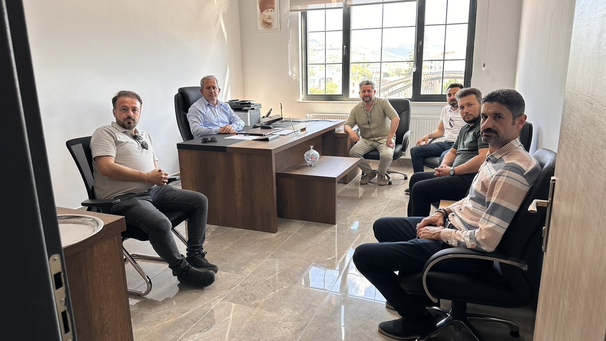 HavzaEbs's tweet photo. İlçe Millî Eğitim Müdürlüğümüzde görev süreleri tamamlanan Şube Müdürlerimiz Hakan ERHAN ve Turan DEMİR’ i ziyaret ederek veda ettik. 
İlçemize ve eğitim camiamıza sundukları katkılar, emekler için teşekkür ediyor; yeni görev yerlerinde başarılar diliyoruz. https://t.co/2gGZjzAfuK