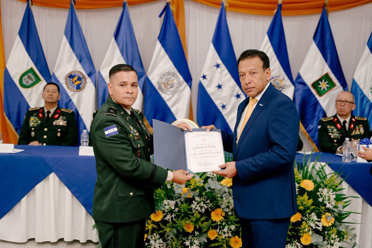 Sedenahn's tweet photo. #ActualizaciónMilitar|| Esta mañana, autoridades de la Secretaría de Defensa Nacional #SEDENA y de las Fuerzas Armadas de Honduras (@FFAAHN) realizaron la ceremonia de graduación🎓del Curso de Comando y Estado Mayor #CCEM N.º 37, eventos que marcan un hito en la profesionalización de los oficiales de las FF.AA🪖.
La ceremonia fue presidida el subsecretario de Defensa Nacional, Rafael Cano Martínez, el jefe del Estado Mayor Conjunto, general Héctor Valerio Ardón, y la Junta de Comandantes de las @FFAAHN.