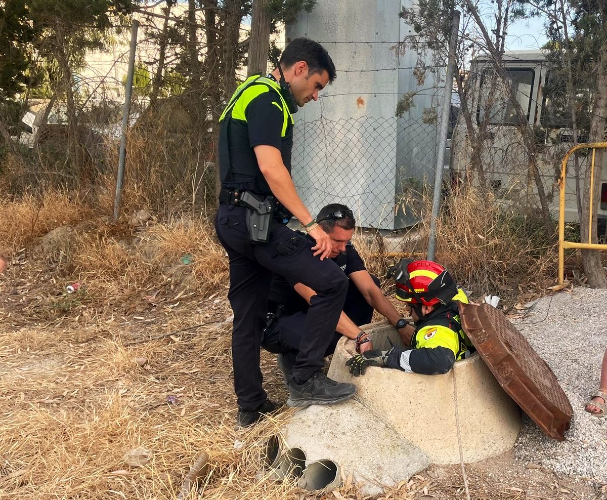 112Lorca's tweet photo. Alguien se ha metido donde no debía y efectivos del Servicio de Emergencias Municipal han ido a sacarlo. Ya está en muy buenas manos. https://t.co/qFS41fFGTi