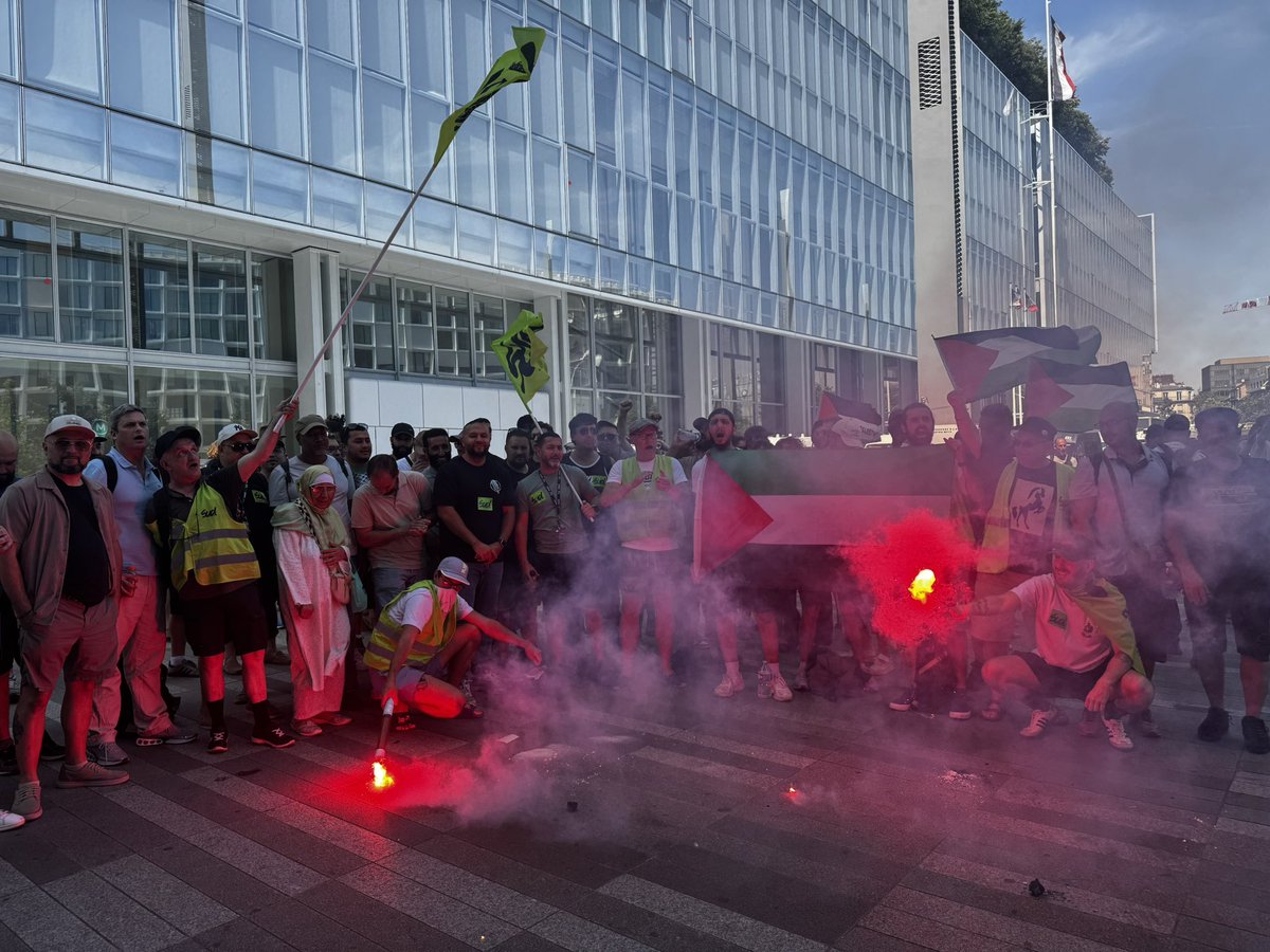 AnasseKazib's tweet photo. Quelques mots pour vous remercier tous pour le soutien et la solidarité que vous m’avez témoigné depuis plusieurs semaines, ainsi que les centaines de personnes qui se sont déplacées aujourd’hui malgré la canicule. 

L’acceptation de cette QPC sur les parties civiles qui viennent faire la propagande du génocide et nous criminaliser dans les tribunaux, est une première victoire politique importante pour le soutien à la Palestine, afin de mettre un coup d’arrêt à ces méthodes de brutalité judiciaire, pour intimider les voix opposées au génocide à Gaza. 

Mon procès est donc reporté à plusieurs mois, le temps du traitement de cette QPC par la cour de cassation. 

Rendez-vous tous le 7 juillet prochain pour soutenir @RimaHas qui va faire face à son tour à l’infamie de ces procès politiques. 

Nous devons continuer à être tous ensemble face à cela et faire bloc contre la répression. 

Il est temps de relever la tête collectivement ! Tahya Falestine 🇵🇸✊🏼