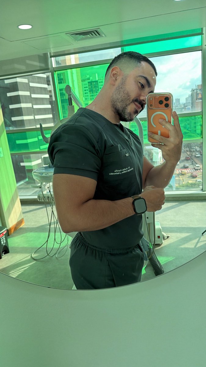 vodkcabron's tweet photo. Los jueves nos vestimos de gris 🩶🦷 https://t.co/1RfY1k4Hh5
