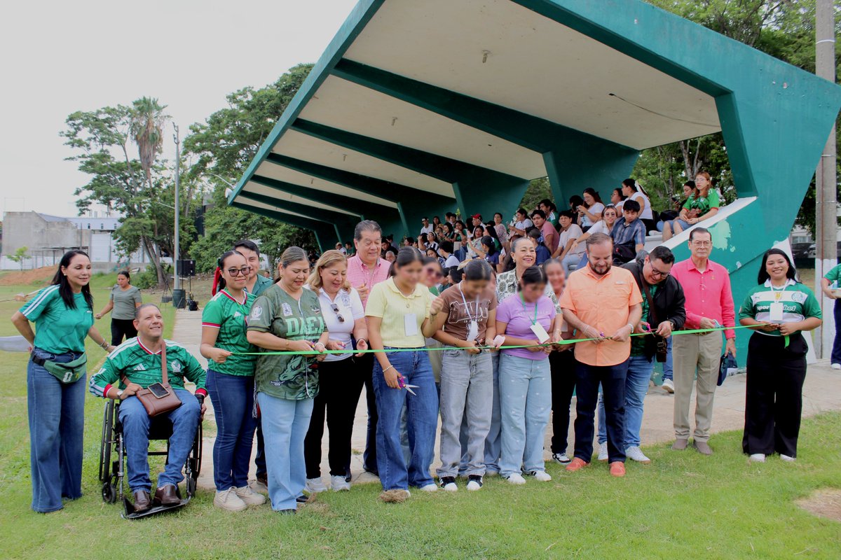 SMDIFCentro's tweet photo. Sumando esfuerzos en favor del bienestar de la niñez, en representación de la Mtra. @YolandaOsunaH, asistió el Mtro. Daniel Cubero, director del SMDIF Centro al "Encuentro de Campeones en la Cancha Territorio Juchimán". https://t.co/z4zsekviHA