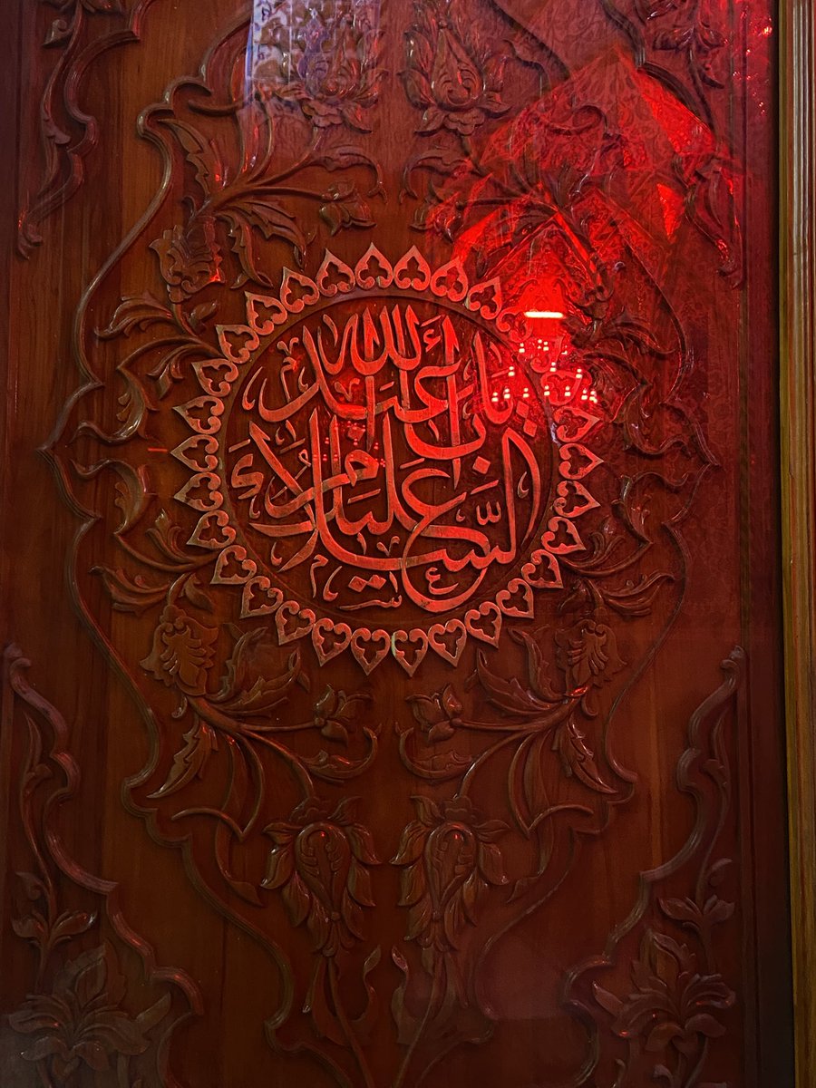 Dearself813's tweet photo. يا نَفْسُ من بِعدِ الحسينِ هُوني
و بعدَهُ لاَ كُنتِ أنْ تَكوني
هذا حسينٌ واردُ المنَونِ 
وتَشربينَ بارِدَ المَعينِ
تاللهِ ما هذا فِعالُ دِيني
ولا فِعالُ صادقِ اليقينِ https://t.co/qDZn96Nmpd