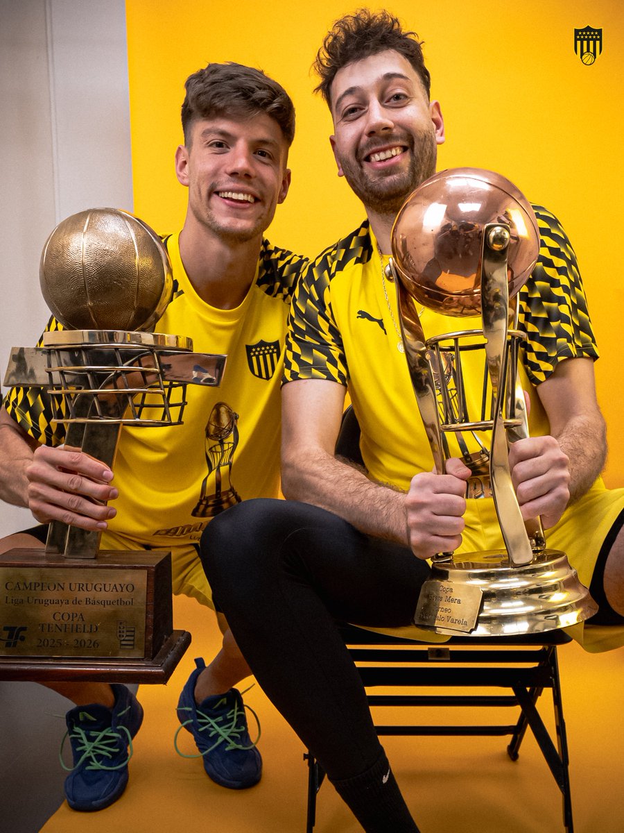 BasketCAPuy's tweet photo. Peñarol familia https://t.co/IMpyPlMDki