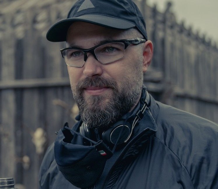 DiscussingFilm's tweet photo. Robert Eggers' ‘WERWULF’ is shot on 35mm film, with grain structure of a black &amp; white film incorporated onto colour film to create a unique look.

(Source: https://t.co/MATt6uyU0l) https://t.co/y8EG3Hc9CP
