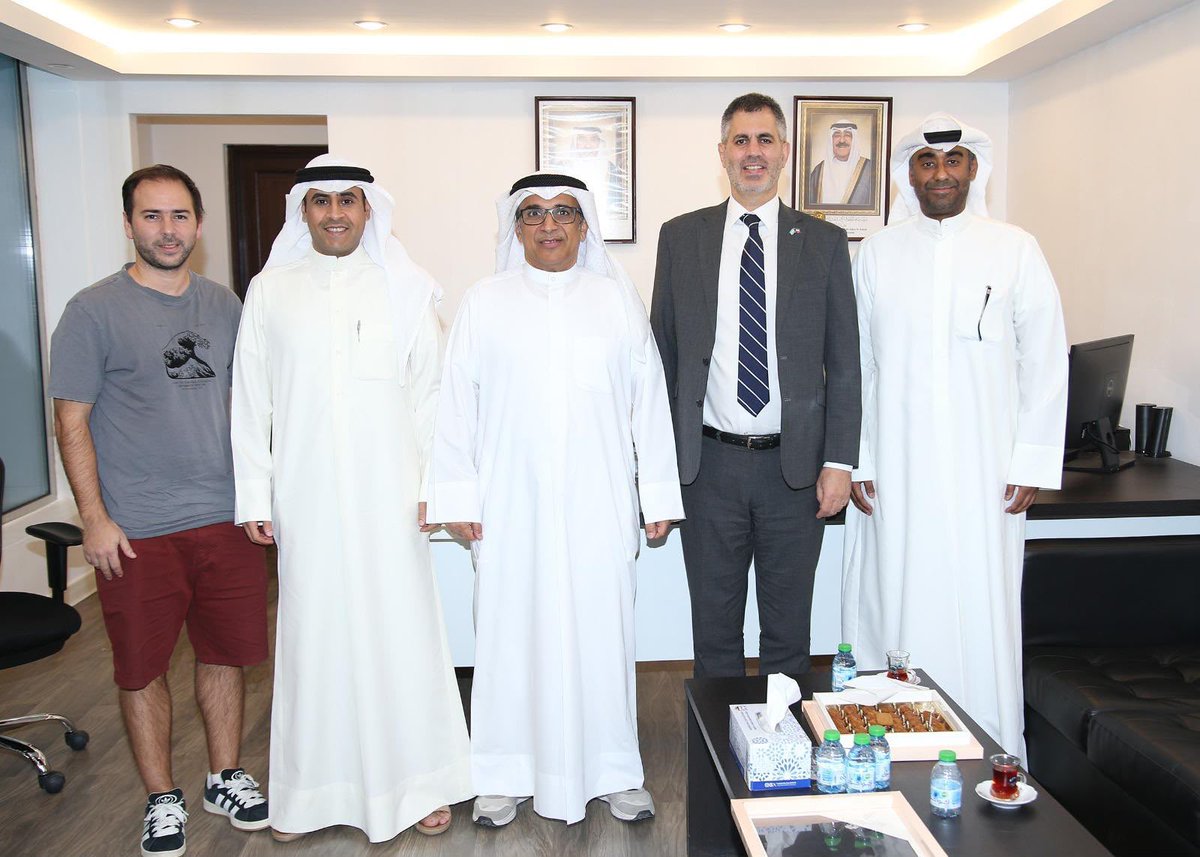 KhVolleyball1's tweet photo. جانب من زيارة السفير الأرجنتيني لمقر الاتحاد الكويتي للكرة الطائرة… https://t.co/ksYQcb1JsJ