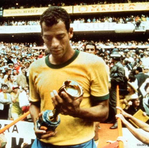 wbdafiel's tweet photo. rara imagem do carlos alberto torres com a não-monogamia, logo após se apropriar dela https://t.co/1xmmSWiQo5