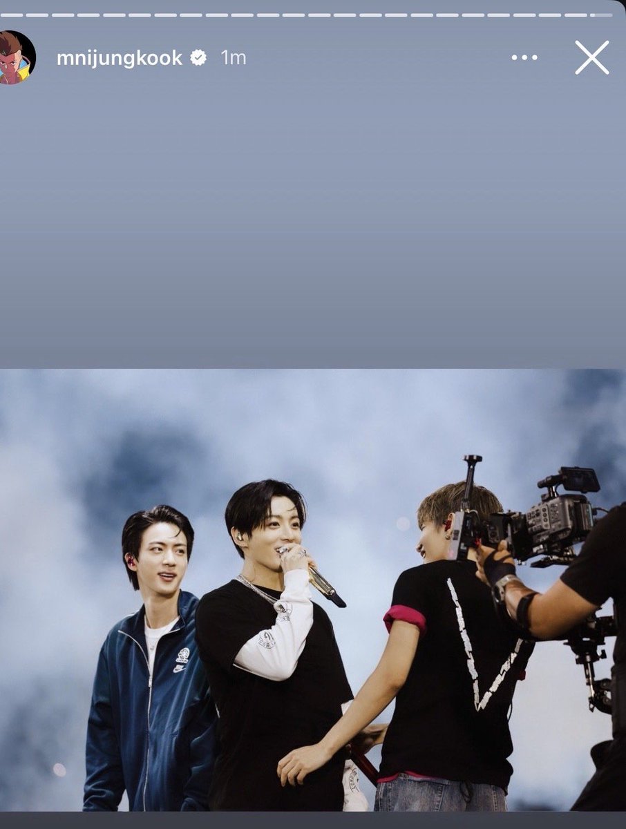winter17_tkbear's tweet photo. decian que a Jungkook le habia incomodado cuando Taehyung lo agarro de la cintura  y el publicando una foto de ese momento https://t.co/aZRHiI0bsA