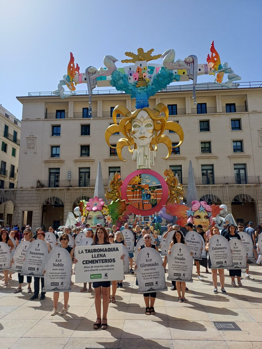 Mjadsuar's tweet photo. Han sido hogueras "calentitas", de temperaturas y ambiente político que está que arde..
Primero, agradecer a los que han tenido que trabajar para que todos disfrutemos.
A mi también me tocó trabajar, pero ha habido tiempo para todo.
Y también para la reivindicacíón.
#fogueres2026 https://t.co/Pjb3F8QSJs